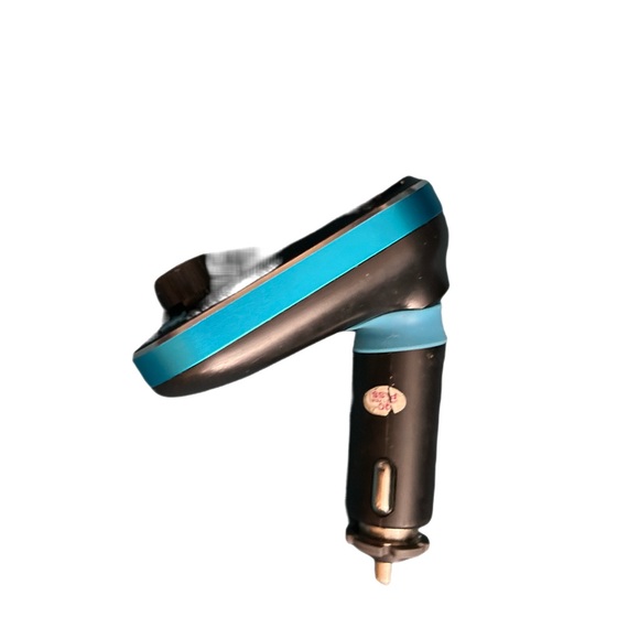 BLUE TOOTH CAR FM TRANSMITTER AND CHARGER - Picture 2 of 3
